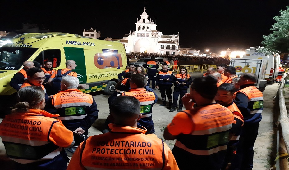 Voluntariado de Protección Civil durante la última edición del dispositivo Plan Romero en la Aldea de El Rocío.